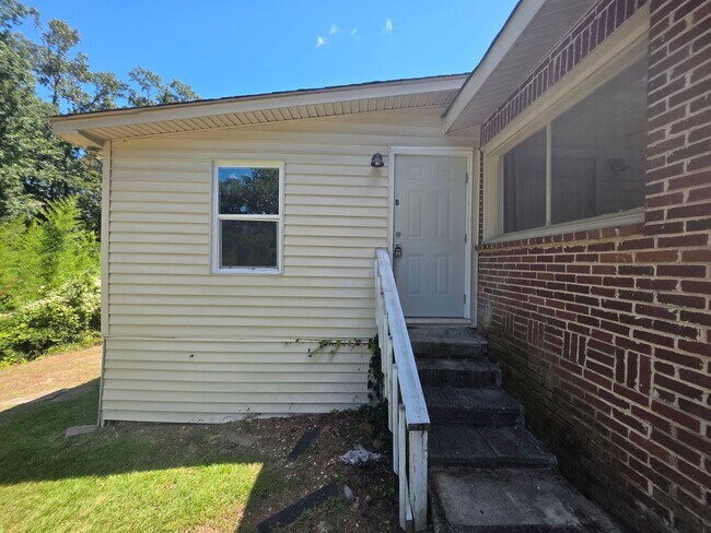 Building Photo - 1241b Johnson Ave