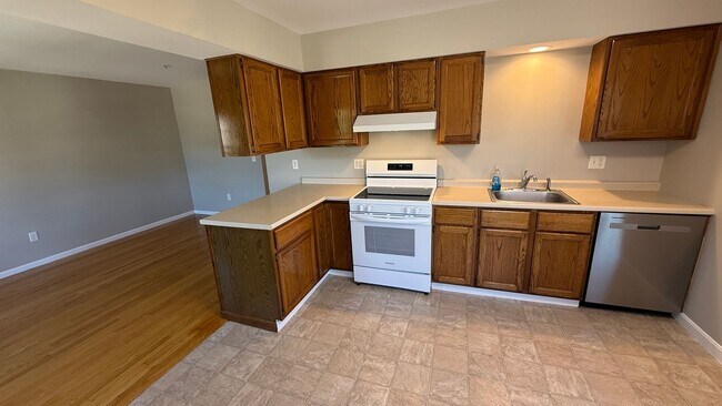 Building Photo - 2 BR with hardwood, private entrance/deck,...