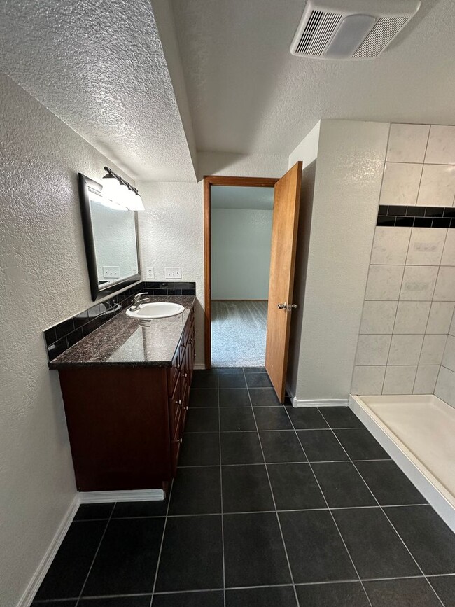 Building Photo - Beautiful Remodeled 3 Bed Room 1 and 3/4 B...