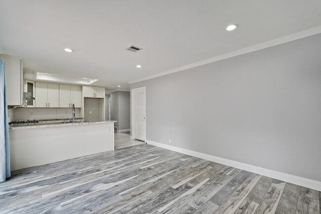 Building Photo - Stunning Single Family Home