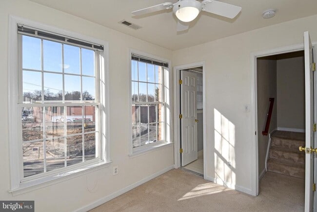 Building Photo - 2400 N Greenbrier Ct