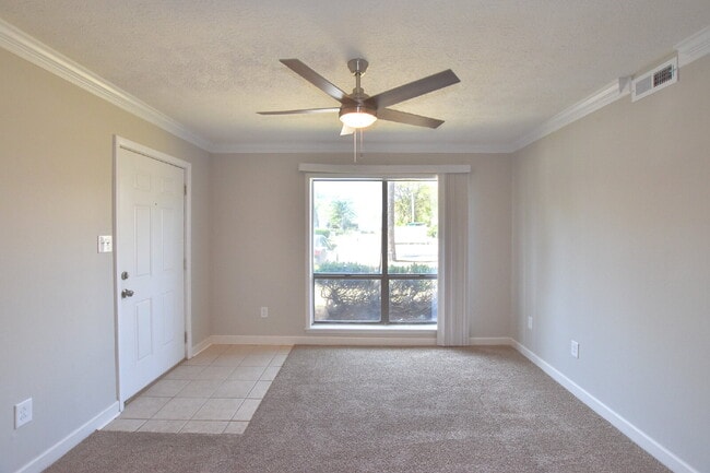 Building Photo - Charming Condo with community pool