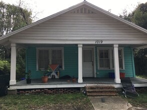 Building Photo - Large 4 Bedroom, 2 Bathroom House