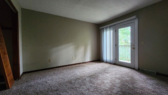 Building Photo - Renovated townhome in Linden Square.