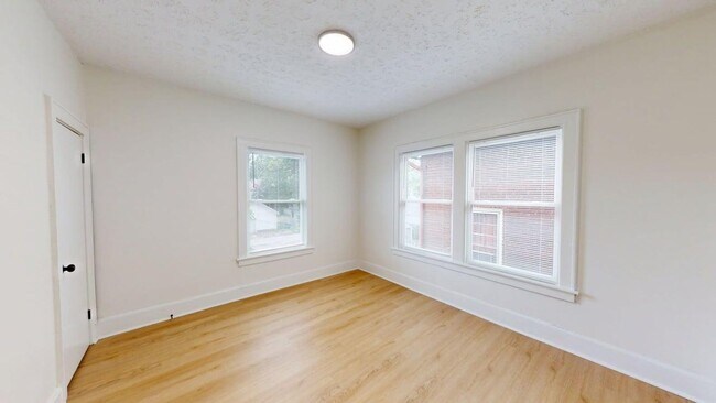Building Photo - 978 1/2 Linwood Ave