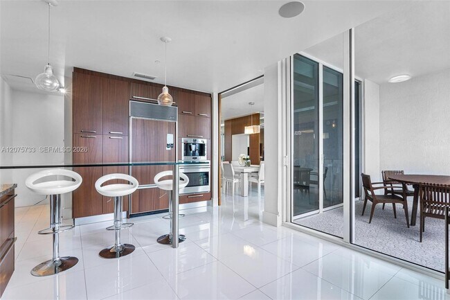 Building Photo - 16001 Collins Ave