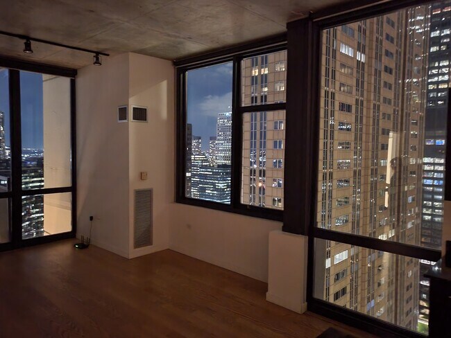 Building Photo - 235 W Van Buren St