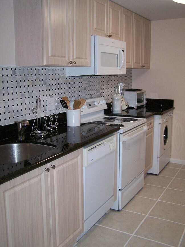 Building Photo - 2080 Greenview Shores Blvd