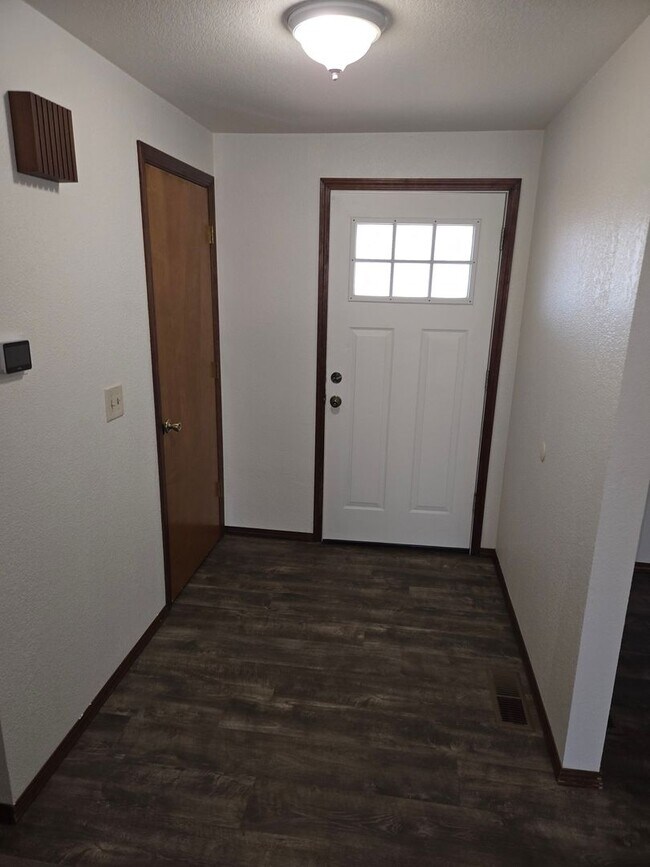 Building Photo - Beautiful Hermiston Home offers a perfect balance of comfort and convenience