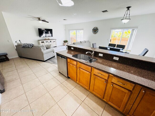 Building Photo - 121 Majestic Bay Ave