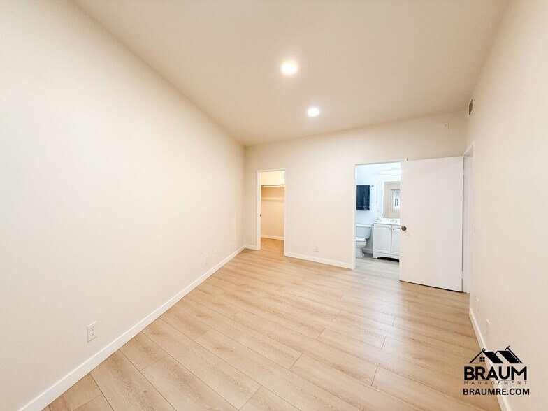 Building Photo - 11459 Collins St