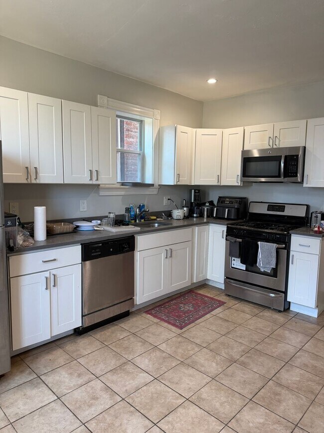 Building Photo - Charming 4 Bedroom-No Broker Fee