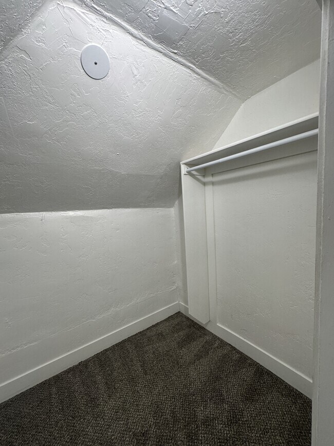 Building Photo - 568 W 300 N