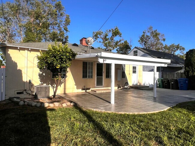 Building Photo - Single Family. 3-bed Home - Desireable Neighborhood!