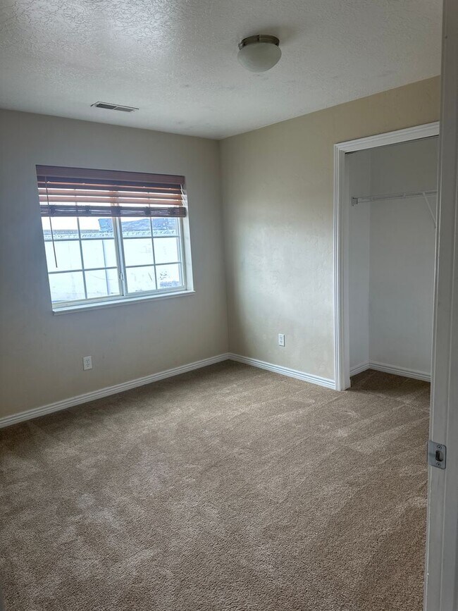 Building Photo - Move in Special Free Storage unit*