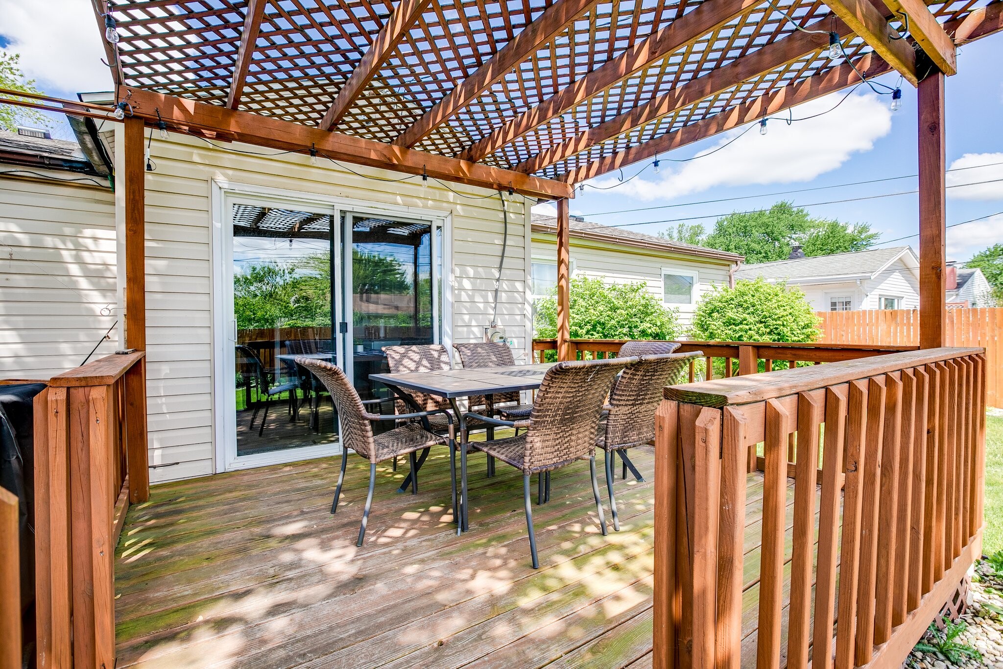Outdoor dining - 1536 Gordon Dr