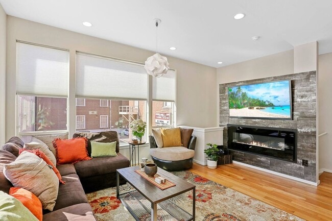 Building Photo - City View Haven: Modern 2-Bed Townhome in ...