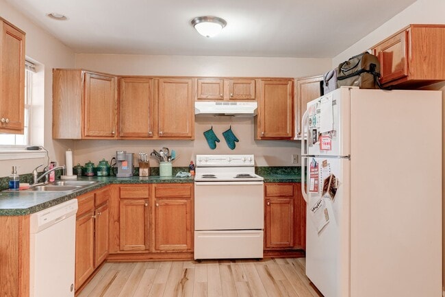 Building Photo - Three bedroom, one bathroom home in Dover