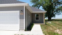 Building Photo - Like new 3 bedroom duplex - Aurora MO