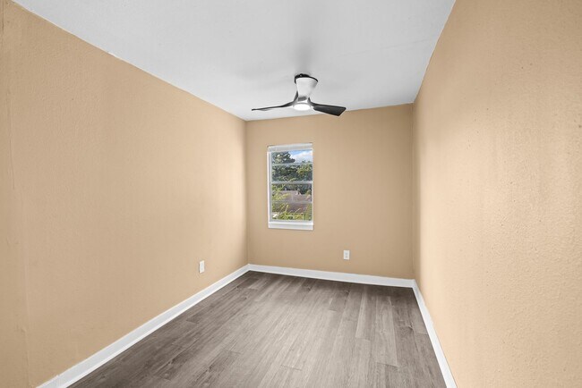 Building Photo - Charming 3 Bedroom 2 Bathroom Home