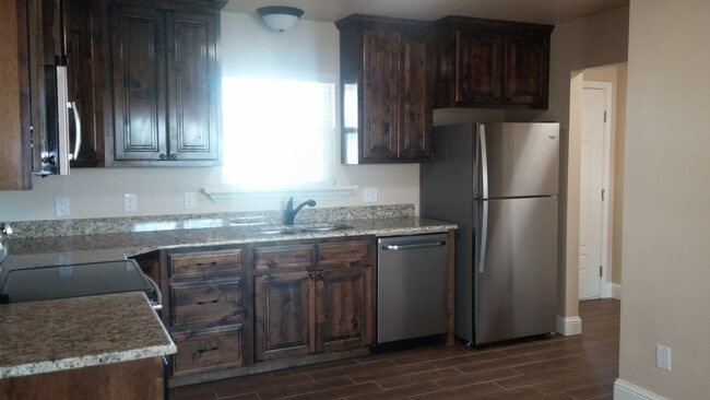 Building Photo - COMPLETELY UPDATED HOME MOVE IN READY