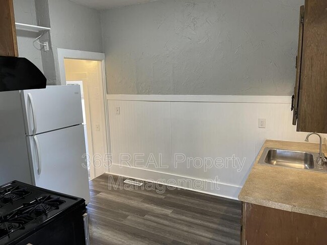 Building Photo - 318 12th Ave