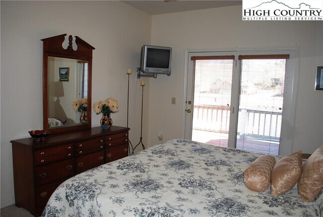 Building Photo - 421 E Landing Dr