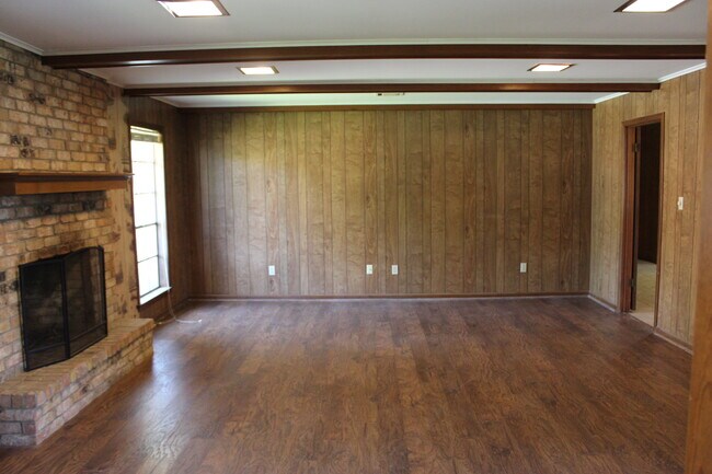 Building Photo - 881 High Oaks Dr