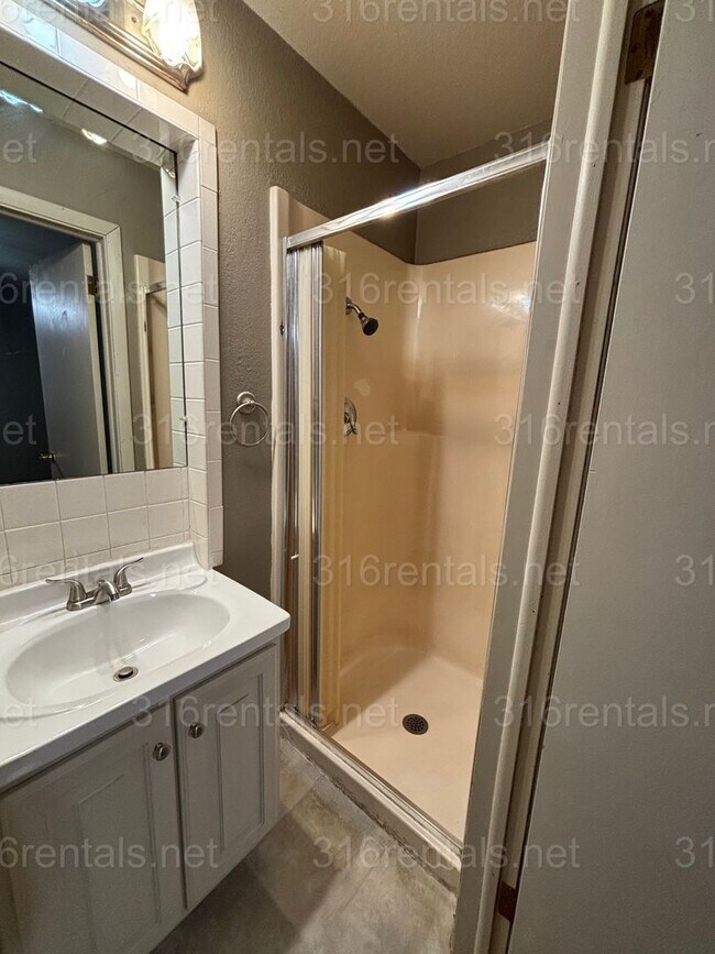 Building Photo - 3 bedroom 2 bathroom rental available NOW!