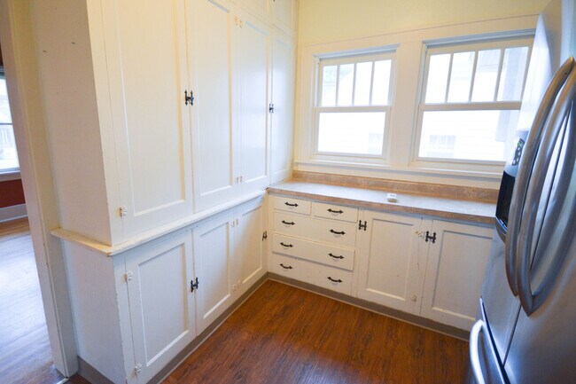 Building Photo - Kutzky Park Home w/Master Suite