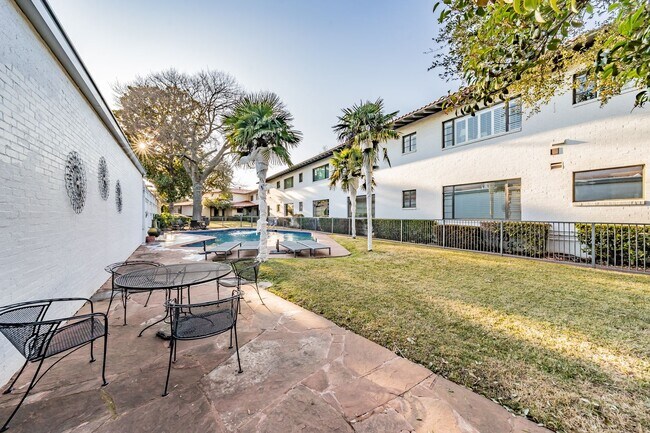 Building Photo - 2-bedroom, 2-bath condo located in the highly desirable Ridglea North neighborhood.