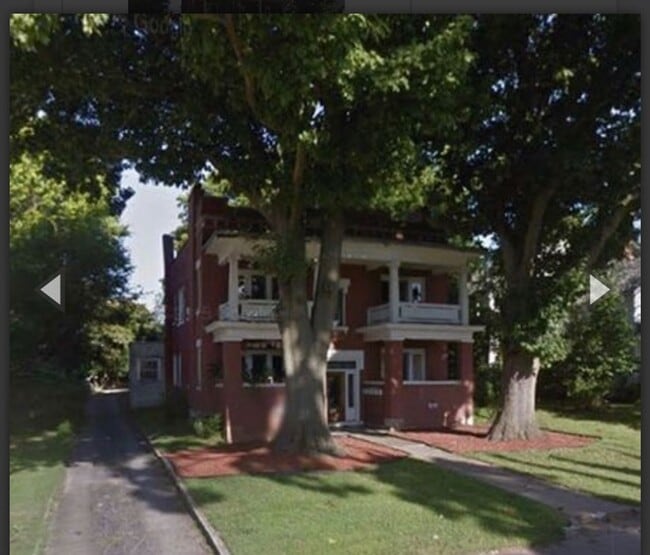 Building Photo - MOVE IN SPECIAL SPECIAL IN DETAILS! Tons of space in this Charming 1 Bedroom 1 bath with bonus room