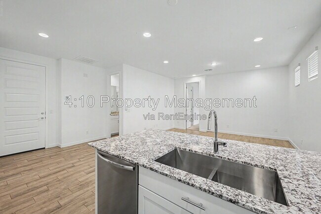 Building Photo - 3241 E Malibu Dr