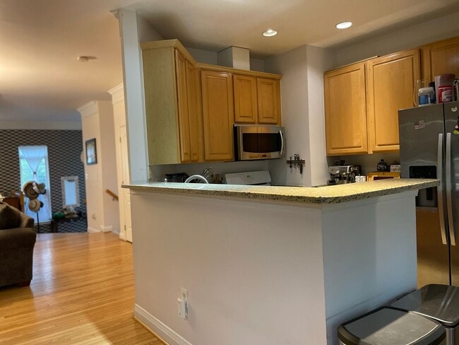 Building Photo - Three Bedroom Townhouse on Eisenhower Aven...
