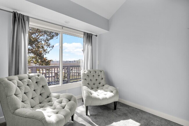 Building Photo - "Coastal Comfort Awaits: Spacious 3-Bed, 3-Bath Furnished Retreat in Moss Creek on the Marsh!"