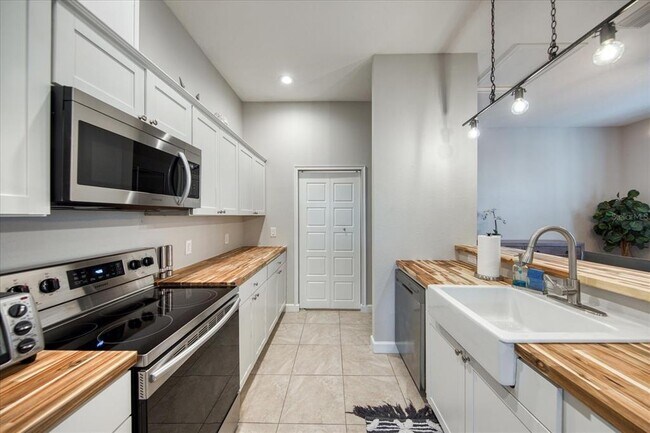 Building Photo - 708 S 22nd St