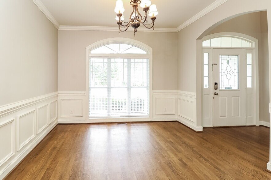 Building Photo - 8638 Castle Cliff Dr