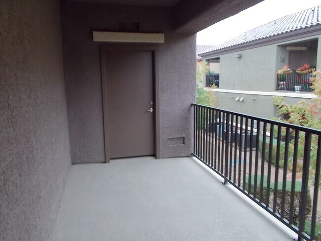 Building Photo - Spacious 2 Bedroom + Den, 2 Bath Condo in a Gated Community
