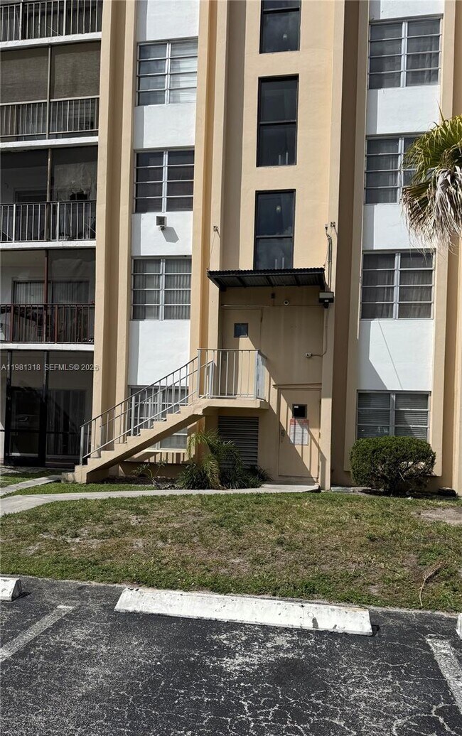 Building Photo - 4174 Inverrary Dr