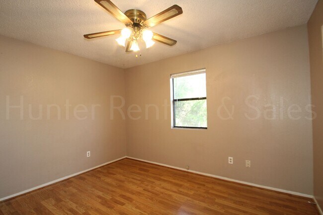 Building Photo - Spacious 4-Bedroom Home with Bonus Room, L...