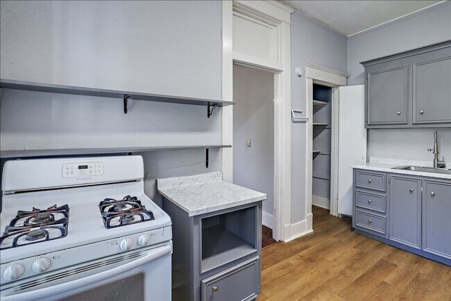 Building Photo - 904/906 Poplar Street