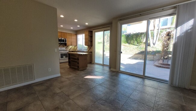 Building Photo - Beautiful Home in Quiet Neighborhood.