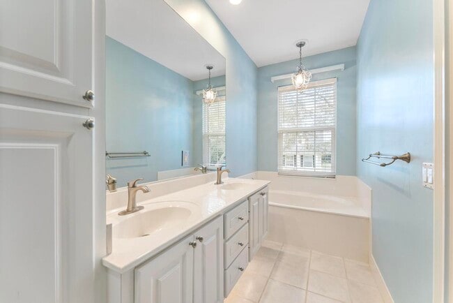 Building Photo - 180 Freeport Dr