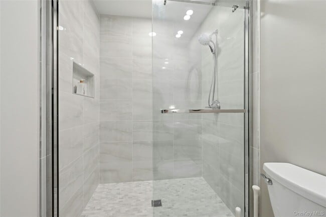 Building Photo - 875 Deerfoot Path