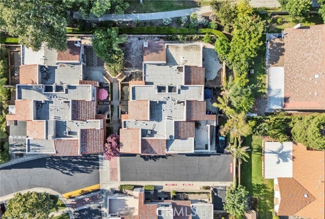 Building Photo - 9764 Huntington Dr