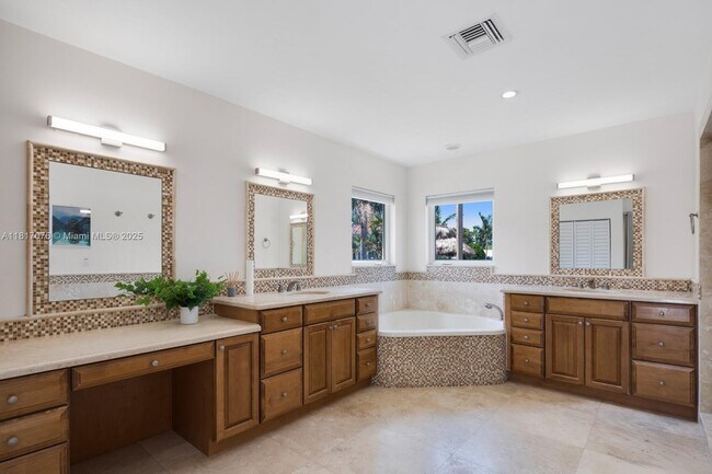 Building Photo - 12985 Ortega Ln