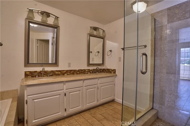 Building Photo - 930 N Doheny Dr