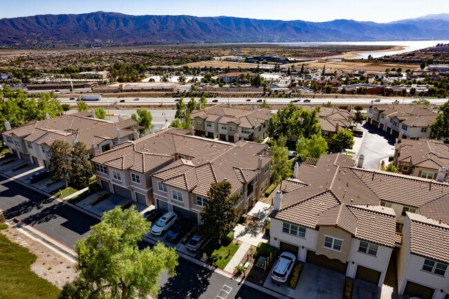 Building Photo - 2 bedroom Condo with an attached garage an...
