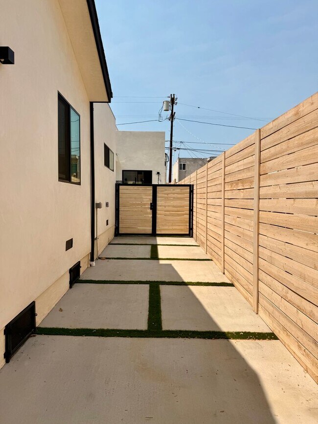 Building Photo - 2427 Shoredale Ave