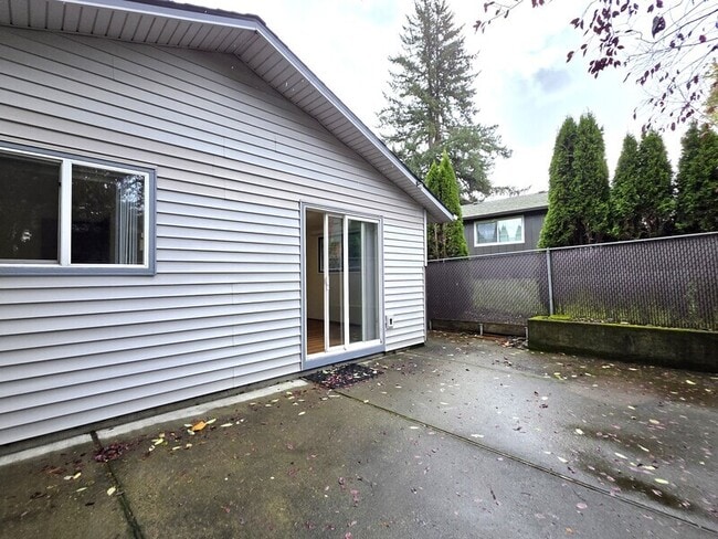 Building Photo - 8532 NE Russell St